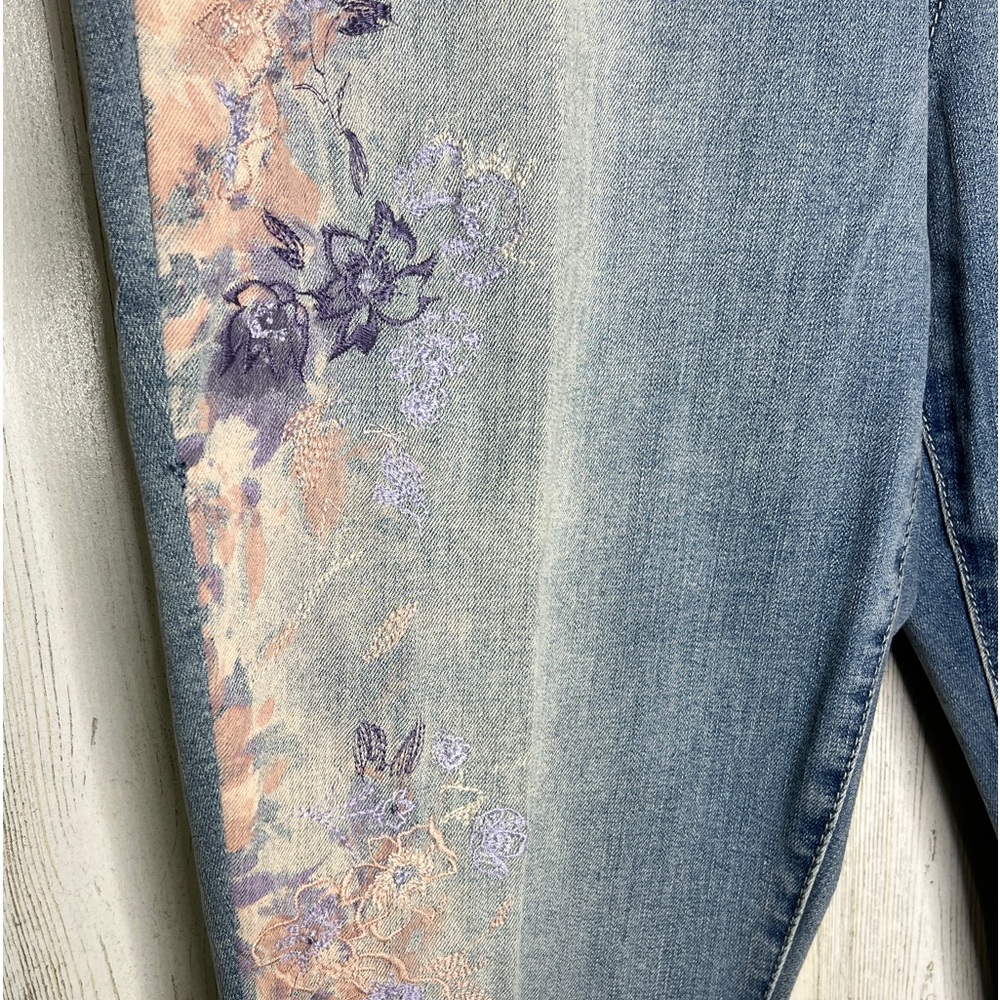 Bandolino Blue Denim Ankle Jeans with Floral Side Print - Picture 4 of 13